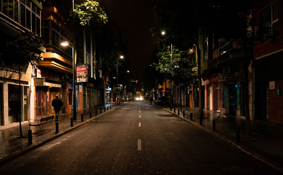 Stadtstraße bei Nacht