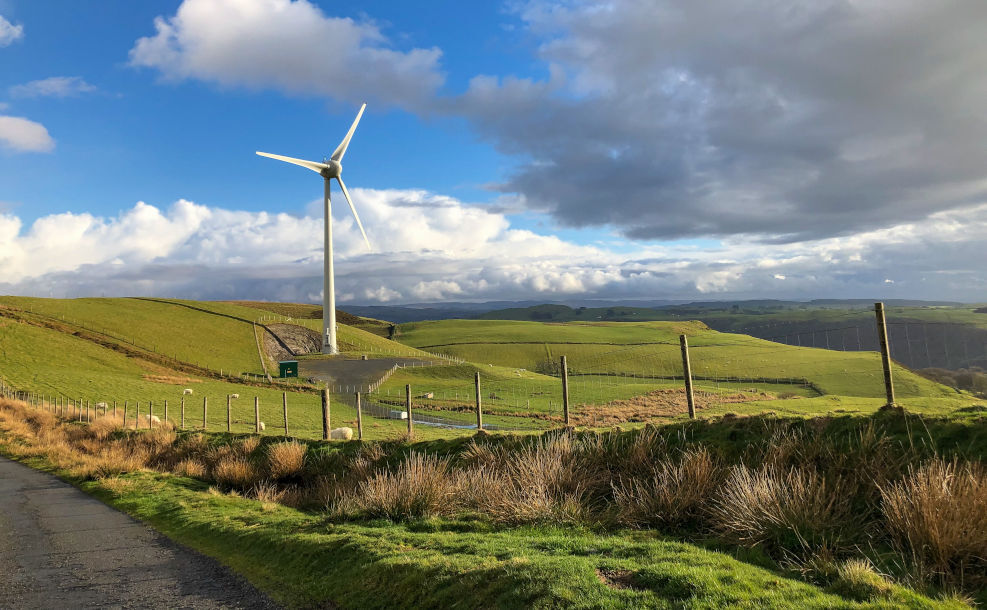 Windrad in Großbritannien in großartiger Landschaft
