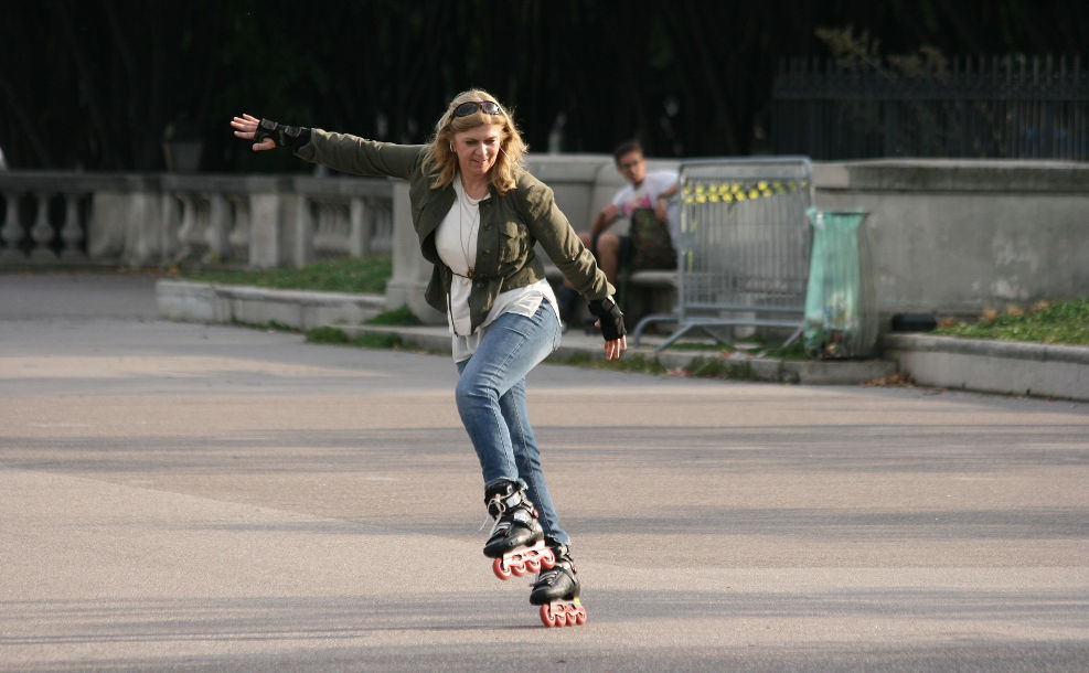 Frau auf Inline-Skates beim Kurve fahren