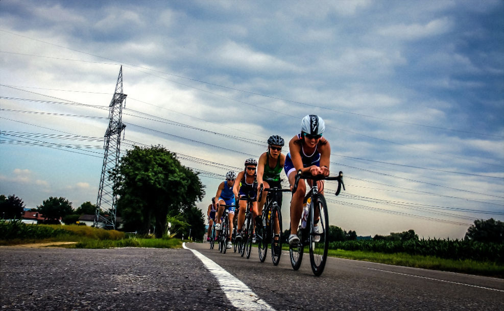 Pixabay: Triathlon der Frauen im Grünen auf dem Fahrrad